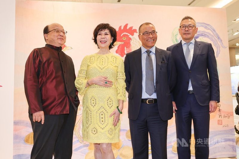 資深藝人白嘉莉(左2)2日起至12日在新光三越台北信義新天地推出「白嘉莉的美麗世界」個人畫展,前台中市長胡志強(左)、前交通部長葉匡時(右2)及新光三越總經理吳昕陽(右)現身開幕酒會站台支持。中央社記者裴禛攝 112年11月2日