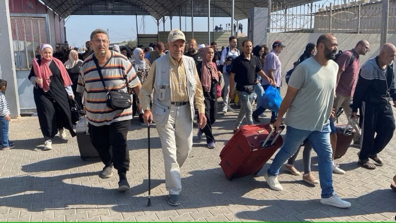 圖為1日持有外國或雙重國籍民眾，準備穿越拉法邊界關卡進入埃及。（路透社）
