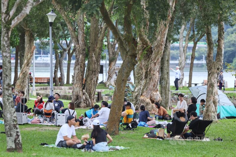 圖為民眾在大湖公園野餐。（中央社檔案照片）