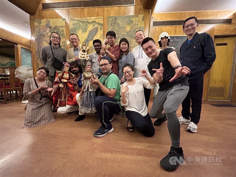 「真雲林閣掌中劇團」10月18日至11月1日在印度巡演,在10月23日的餐會上與印度昔日王室御用木偶劇團的第2代成員交流並合影。中央社記者林行健新德里攝 112年11月2日