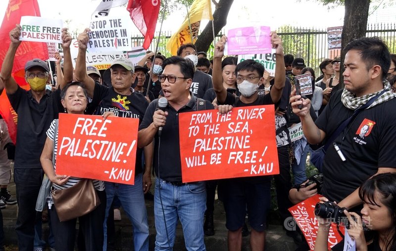 新愛國聯盟、人民鬥爭國際聯盟等菲律賓左翼組織10月31日在以色列大使館前示威，要求以色列停止攻擊加薩。中央社記者陳妍君馬尼拉攝  112年11月2日