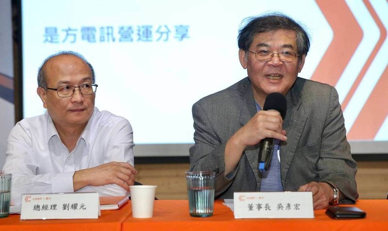 是方董事長吳彥宏（右）與總經理劉耀元（左）對明年營運狀況表示樂觀。（是方提供）中央社記者江明晏傳真 112年11月2日