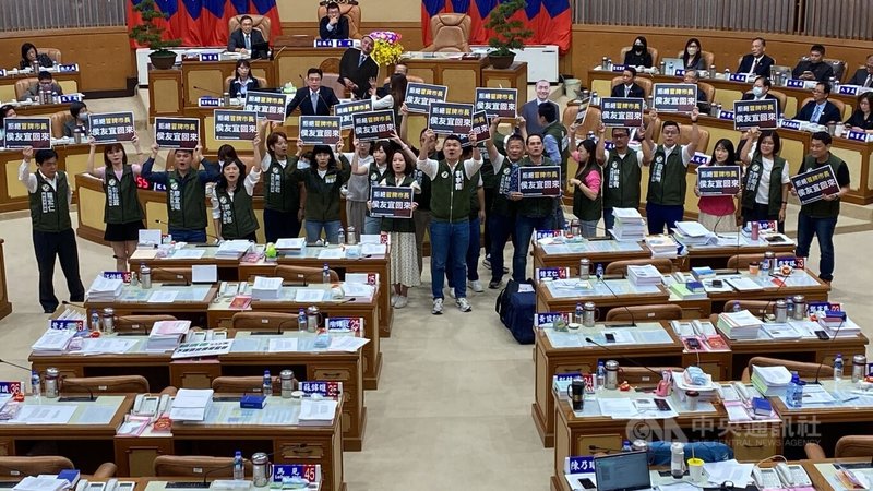 新北市議會2日進行市政總質詢,民進黨團不認同由副市長劉和然以代理市長身分備詢,黨團成員在質詢台前集體高喊「拒絕冒牌市長,侯友宜回來」等口號。中央社記者黃旭昇新北市攝 112年11月2日