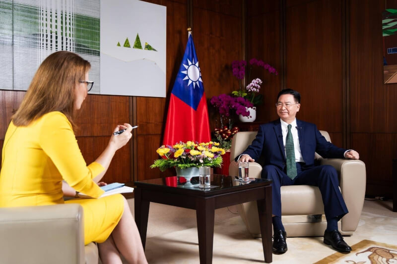 外交部長吳釗燮（右）10月31日接受英國廣播公司國際頻道「新聞時刻」專訪。（圖取自外交部網頁mofa.gov.tw）