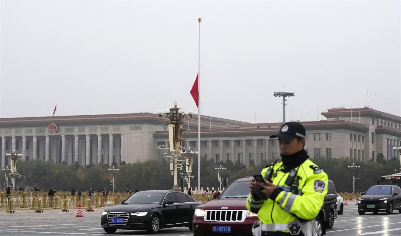 已故前中國國務院總理李克強遺體2日火化，中國官方在天安門廣場降半旗誌哀。（共同社）
