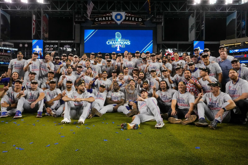 美國職棒大聯盟MLB德州遊騎兵1日奪下隊史首座世界大賽冠軍。（圖取自twitter.com/MLB）