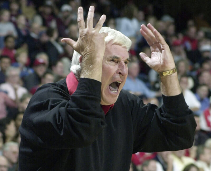 美國大學籃球傳奇教頭奈特1日過世，享壽83歲。（美聯社）