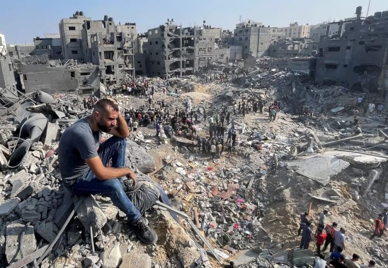 圖為以色列1日轟炸賈巴利亞難民營，一名男子坐在瓦礫堆上。（路透社）