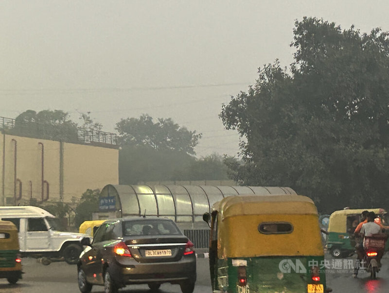 印度德里首都轄區空氣品質持續惡化，空污指數已達「嚴重」等級，週邊視野陷入一片灰濛。中央社記者林行健新德里攝  112年11月3日