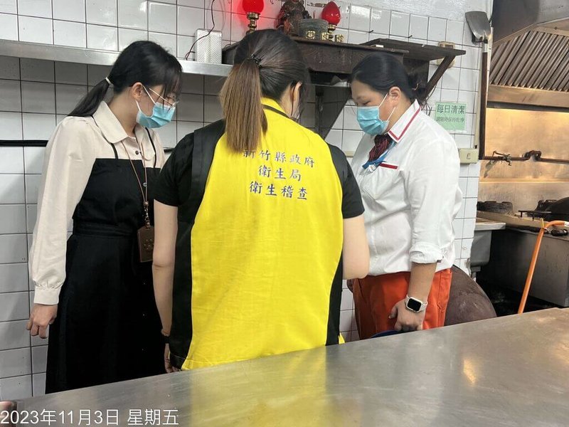 高雄市三民區民族國中3年級學生畢業旅行，2日到新竹六福村及桃園大溪、石門水庫等地旅遊，陸續有49名學生出現嘔吐及腹瀉等症狀；新竹縣衛生局3日說，因曾到六福村用餐，已派員稽查也採集檢體，待檢驗結果釐清狀況。（新竹縣衛生局提供）中央社記者郭宣彣傳真  112年11月3日