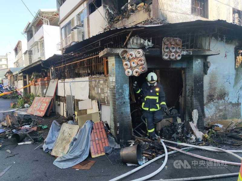 台中市太平區一處透天住宅3日凌晨發生火警，現場堆滿雜物火勢猛烈，消防人員到場撲滅後，陸續在屋內發現2具遺體。（翻攝照片）中央社記者蘇木春傳真  112年11月3日