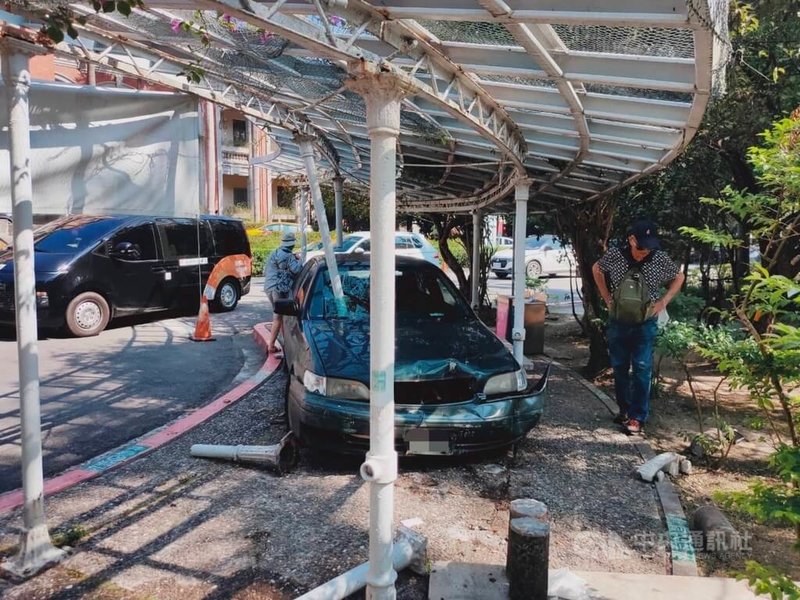 陳姓老翁3日上午開車載妻子到台大醫院回診，疑因操作不當導致汽車衝入常德街旁涼亭休息區，2名路人受輕微挫傷。（翻攝照片）中央社記者劉建邦傳真  112年11月3日