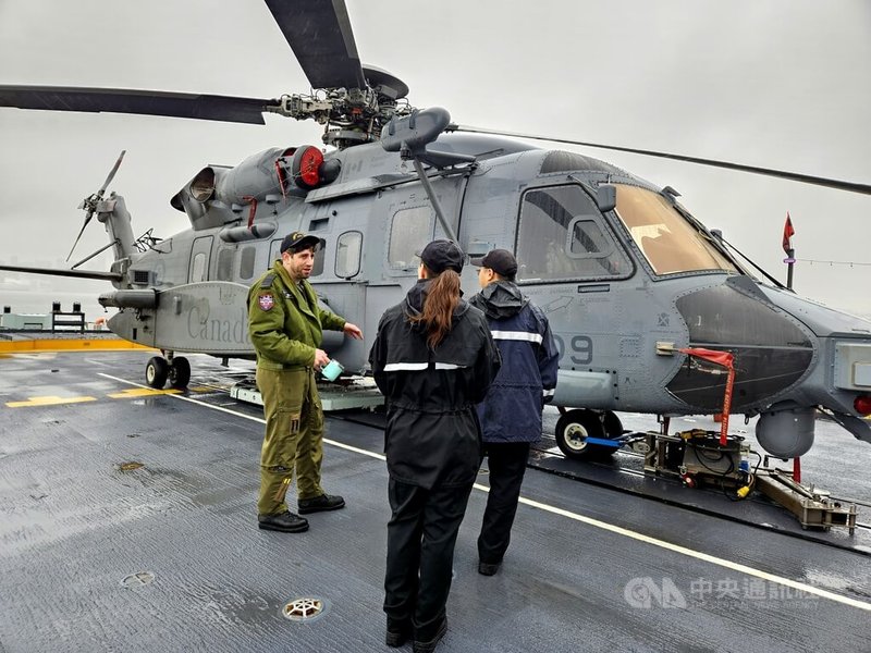 加拿大巡防艦渥太華號（HMCS Ottawa）上的艦載直升機，在南海國際水域上空執勤時，遭中國戰機發射照明彈。中央社記者程愛芬溫哥華攝  112年11月3日