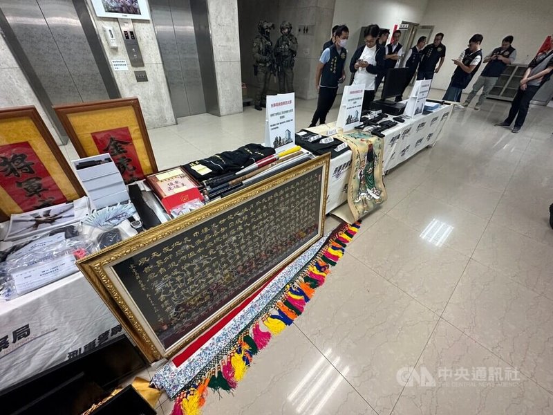刑事局3日下午舉行記者會說明肅槍掃黑打詐專案成果,專案期間逮捕明仁會萬華分會長洪姓男子等7人,查獲黑幫藏頭詩關公字畫、瓦斯長槍及空氣手槍等物。中央社記者劉建邦攝 112年11月3日