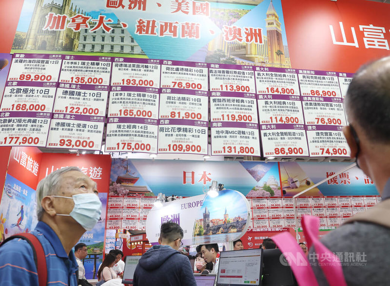 台北國際旅展3日在台北南港展覽館一館登場，今年展出共1300個攤位、104個國家或城市，是近6年來最多的1次，吸引許多民眾到場搶優惠。中央社記者張新偉攝 112年11月3日