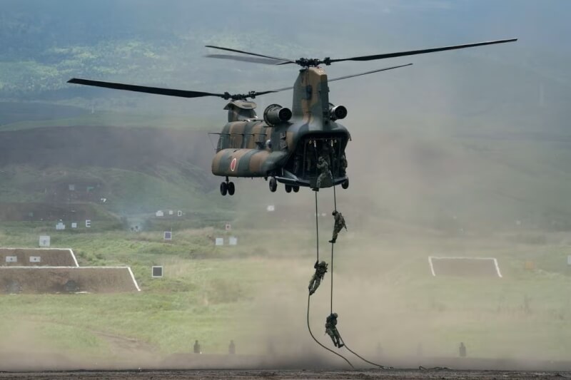 圖為2022年日本軍事演習，日本陸上自衛隊成員自CH-47契努克直升機降落。（Tomohiro Ohsumi/Pool via 路透社）