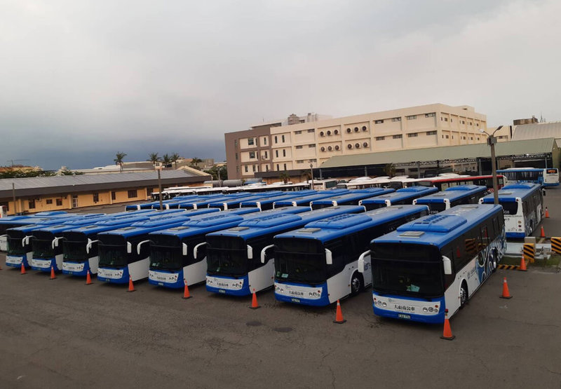 台南「示範型計畫」首批20輛華德動能電動公車正式上路，全數配置於「藍幹線」，全線電動化。（台南市政府提供）中央社記者張榮祥台南傳真  112年11月3日