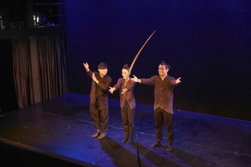 台灣當代舞團「翃舞製作」（Hung Dance）6月7日、8日在義大利米蘭NO'HMA劇院演出「羽人」（Birdy）雙人舞，舞者謝幕。（駐義大利代表處提供）中央社 112年11月3日