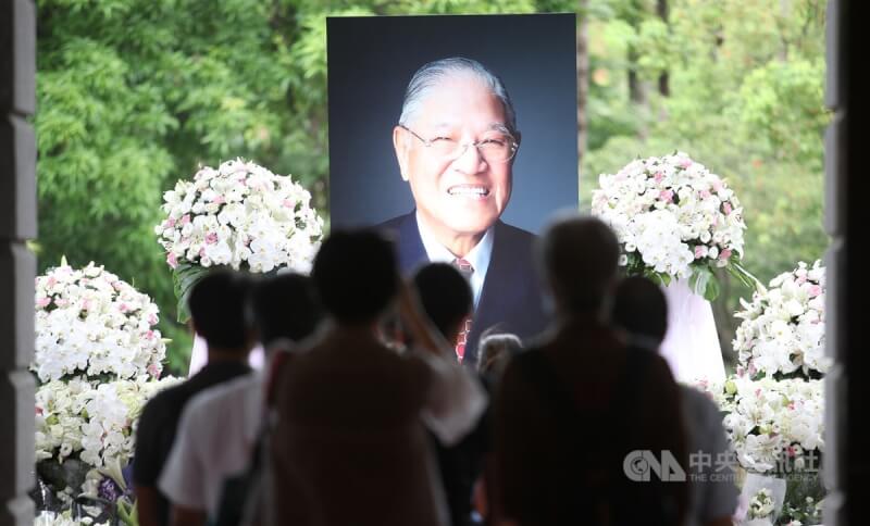 圖為2020年8月許多民眾赴台北賓館追思會場供悼念前總統李登輝。（中央社檔案照片）