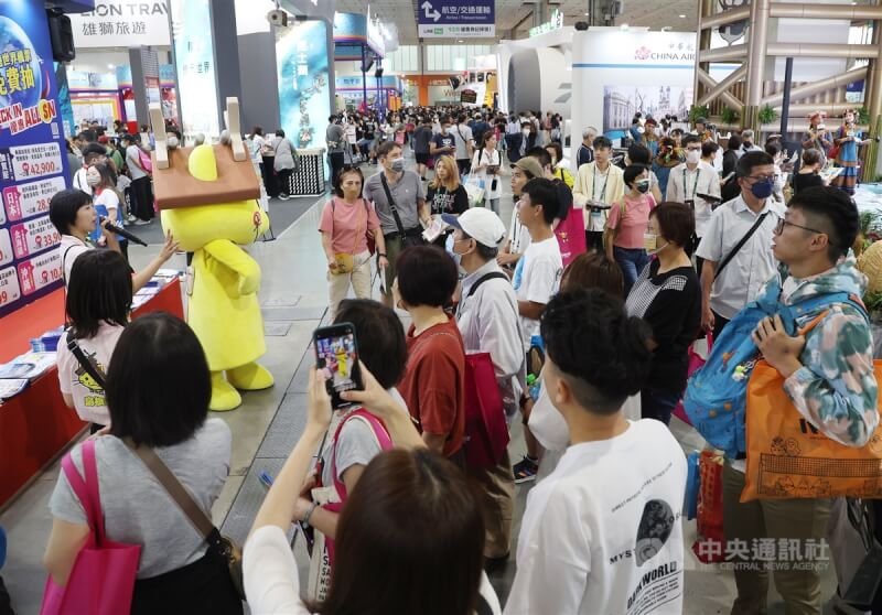 ITF台北國際旅展3日在南港展覽館開展，今年有超過1300個攤位，現場有各部會、地方推出的活動，包含部落、農業休閒旅遊、客庄、文化等各項主題旅遊，向世界展現台灣的多元面貌，吸引許多民眾參觀。中央社記者張新偉攝 112年11月3日