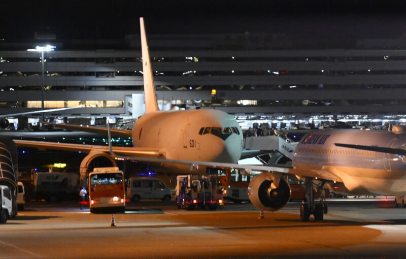 圖為10月21日日本航空自衛隊從以色列載運疏散民眾至羽田機場。（共同社）