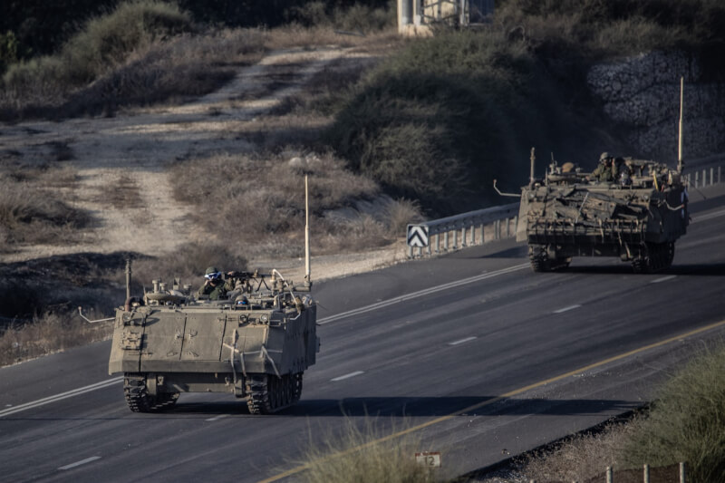 2日以色列在加薩邊界部署士兵與戰車。（安納杜魯新聞社）