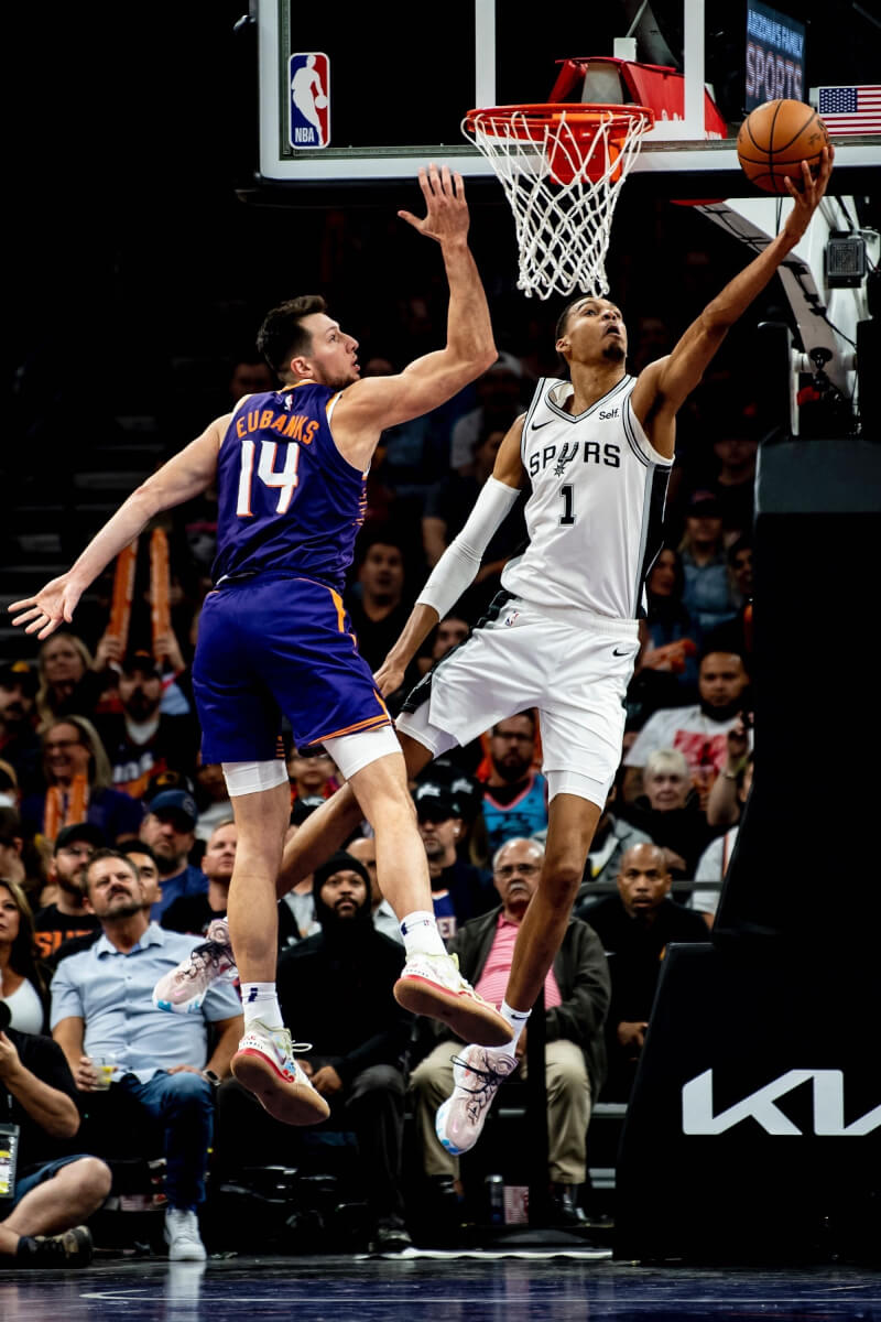 NBA聖安東尼奧馬刺選秀狀元溫班亞馬（右）3日攻下生涯新高的38分。（圖取自twitter.com/spurs）