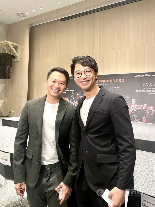 奧斯陸愛樂管絃樂團訪台,3日起在台北國家音樂廳演出2場,團內「唯二」的亞洲人包括長笛首席陳廷威(右)與英國管首席邱敏華(左)都來自台灣。中央社記者趙靜瑜攝 112年11月3日