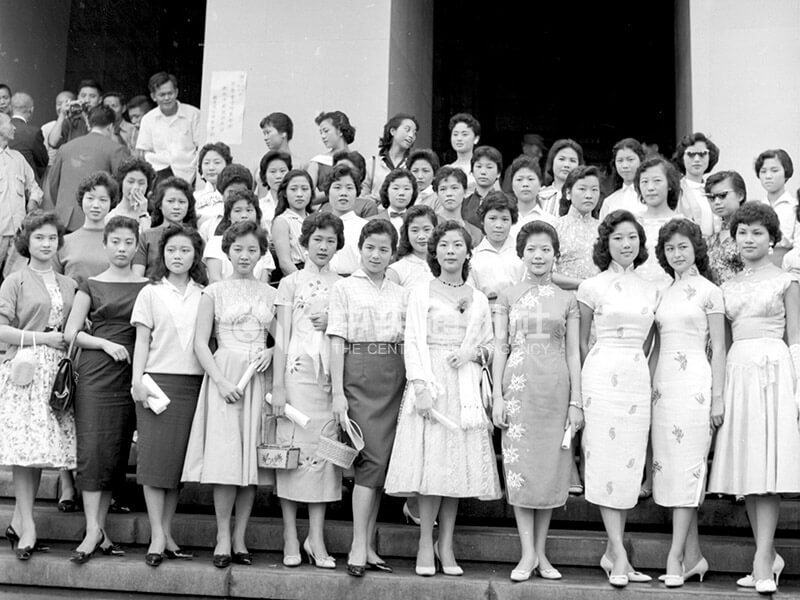 為促進國產商品銷售，「商展小姐」成為展會亮點，1959年有66位來自各方的女性服務人員，參加「商展小姐」選拔。（中央社檔案照片）