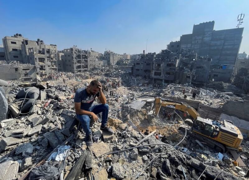 以色列對加薩走廊北部發動攻擊，一名男子1日神情哀傷坐在廢墟當中。（路透社）