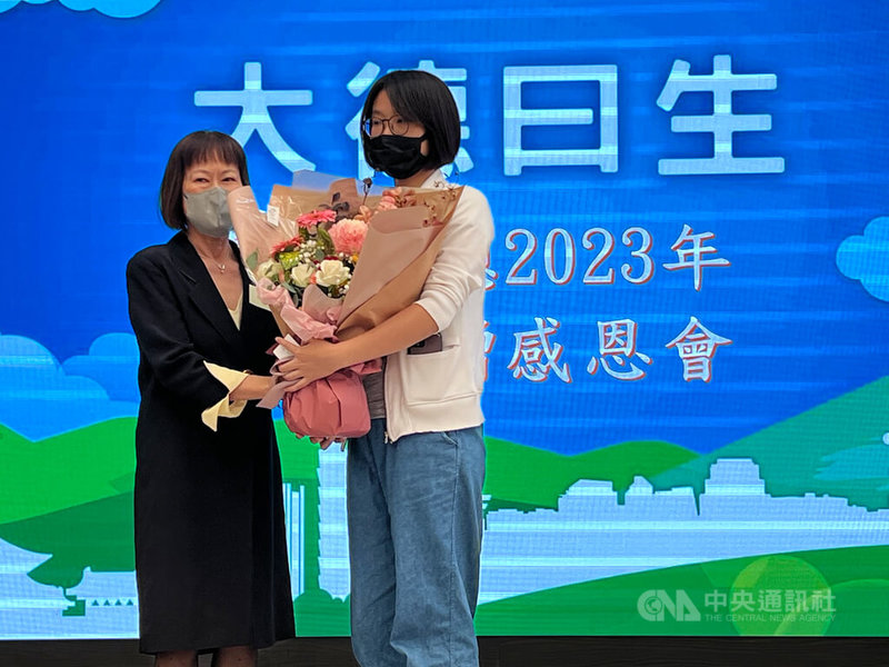 感念器捐大愛讓生命延續，台北榮民總醫院4日舉辦「心傳真愛-112年器官捐贈感恩會」，受贈者代表（左）獻花感謝捐贈者家屬代表（右）。中央社記者沈佩瑤攝  112年11月4日