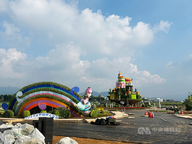 台中國際花毯節合體睽違2年的新社花海將在11日開展，為避免遊客湧入造成交通壅塞，主辦單位規劃興義街及協興街花海園區是「行人徒步區」，周遭並有單行管制、接駁車專用車道等交通管制。圖為施工中的展區。中央社記者趙麗妍攝  112年11月4日