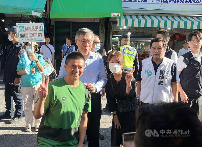 台灣民眾黨總統參選人柯文哲（前右4）4日上午到台東市中央市場拜票，與民眾合影。中央社記者盧太城台東攝 112年11月4日