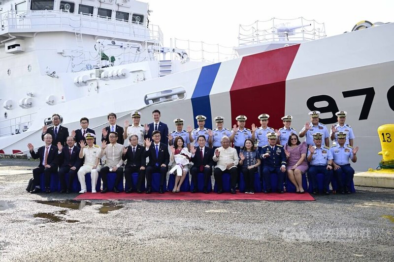 日本首相岸田文雄（前右7）4日訪問菲律賓海巡隊，參觀日本三菱重工為菲國建造的多功能巡邏艦馬格巴努亞號（BRP Teresa Magbanua）後，與菲方人員合影。中央社特約記者Edward Bungubung攝 112年11月4日