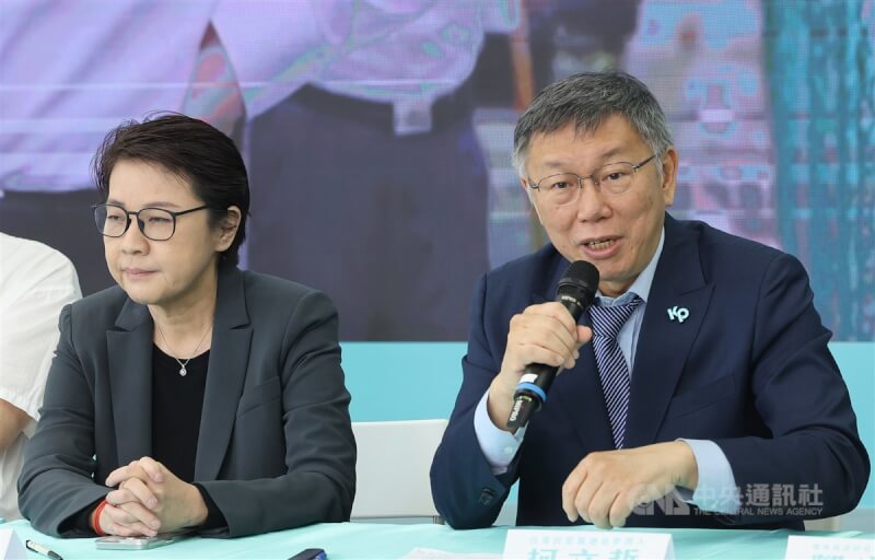 圖為台灣民眾黨主席柯文哲（右）1日上午在競選總部召開氣候政策記者會，會後與競選總幹事黃珊珊（左）一同回應媒體提問。（中央社檔案照片）