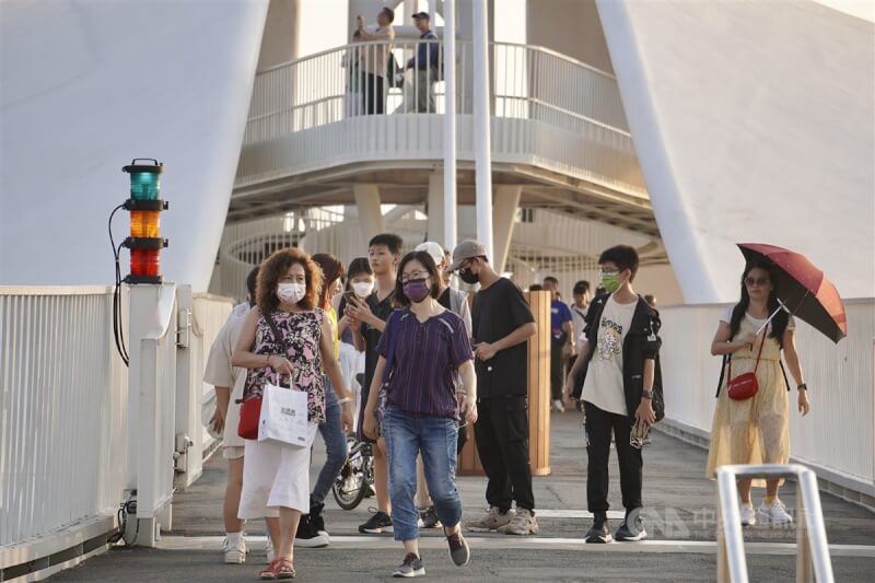 圖為民眾在高雄知名景點大港橋出遊。（中央社檔案照片）