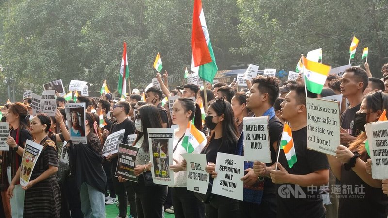 印度東北省分曼尼普爾省山地庫基族人3日在新德里發動示威，聲稱族人正遭「種族清洗」，要求政府介入阻止。中央社記者林行健新德里攝  112年11月4日