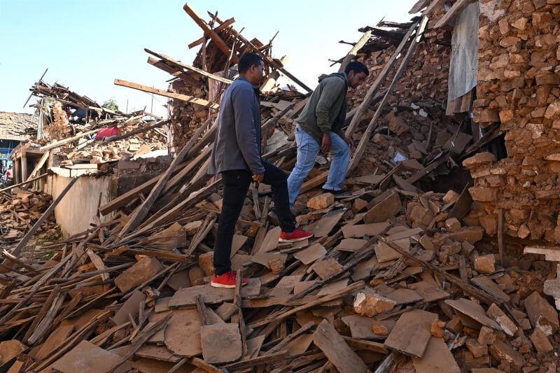 尼泊爾西部偏遠地區幾個孤立縣3日深夜遭到規模5.6地震襲擊，賈賈科特縣和魯孔縣是受災最嚴重地區。圖為賈賈科特住宅被震垮。（法新社）