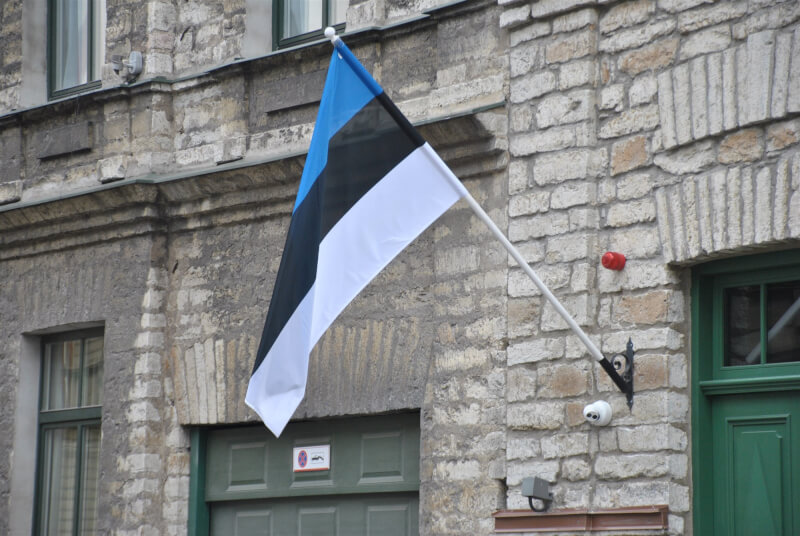 圖為愛沙尼亞國旗。（圖取自Unsplash圖庫）