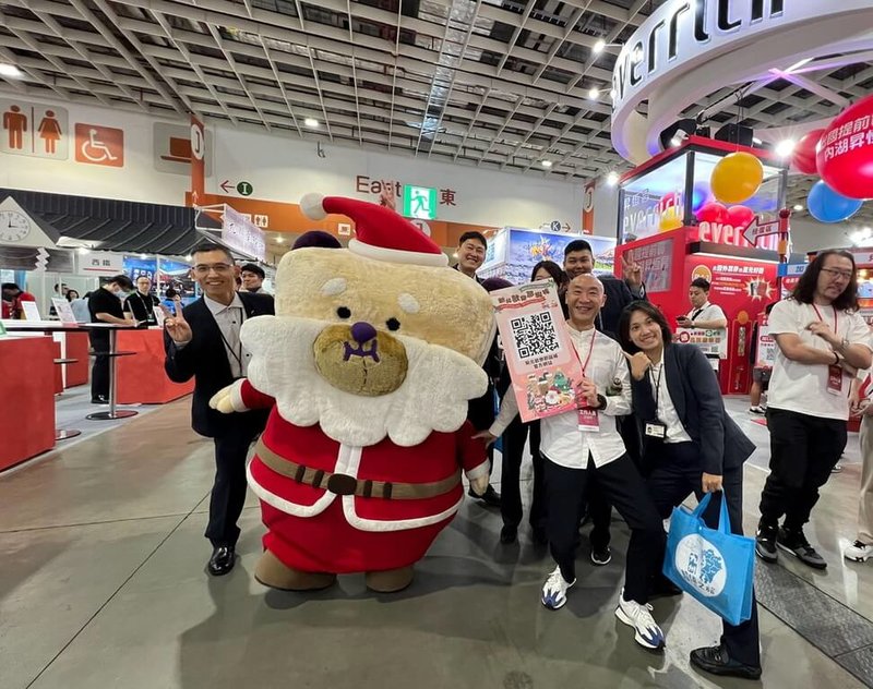 ITF台北國際旅展持續在台北南港展覽館登場,觀旅局4日表示,2023新北歡樂耶誕城主角桑塔熊也現身活動會場宣傳。(新北觀旅局提供)中央社記者黃旭昇新北傳真 112年11月4日