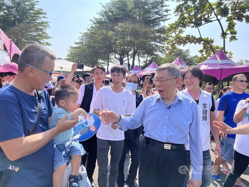 台灣民眾黨總統參選人柯文哲（前右）5日到台灣菸酒公司屏東酒廠拜票，與現場民眾互動、打招呼。中央社記者李卉婷攝 112年11月5日