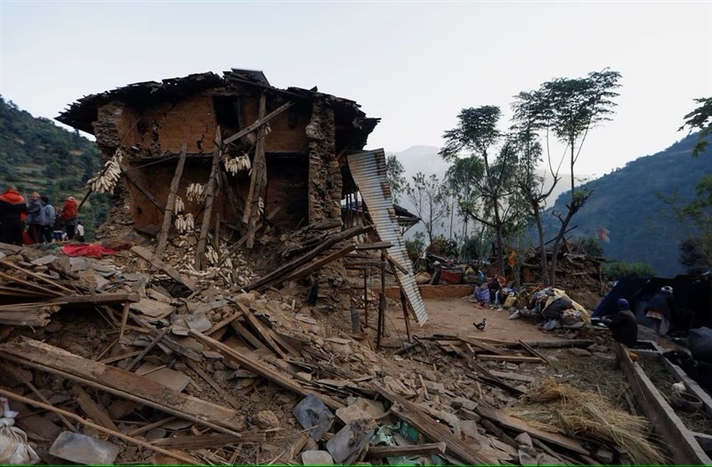圖為5日尼泊爾賈賈科特縣倒塌房屋的殘骸。（路透社）
