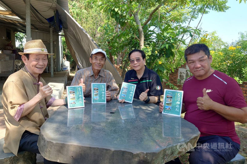 作家黃徙（左2）今年出版個人第4本台語現代詩集「台灣山海經」，台語文作家蔡金安（左1）、李勤岸（右2）、柯柏榮（右1）5日在台南市安南區聚會，推薦這本新作。中央社記者楊思瑞攝  112年11月5日