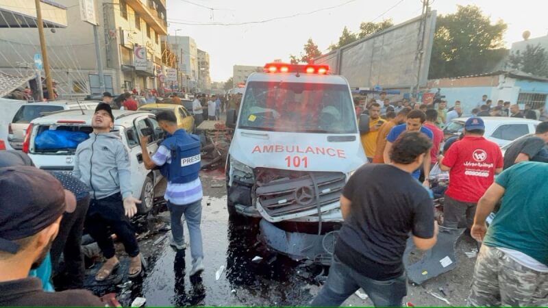 圖為以色列3日空襲擊中救護車車隊。（路透社）