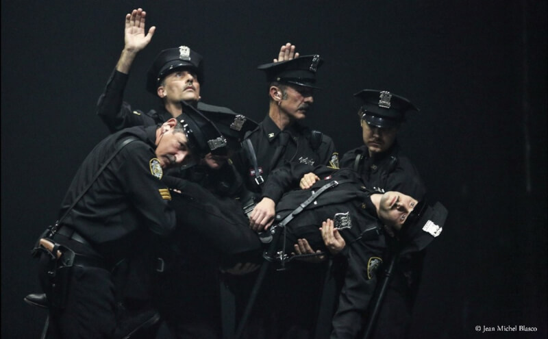 義大利導演羅密歐．卡士鐵路奇作品「兄弟們」透過警察「執行法律」的角色，展示結構性身體暴力，讓觀眾直視自己可能成為獵物的駭人處境。（台中國家歌劇院提供）中央社記者趙靜瑜傳真 112年11月5日