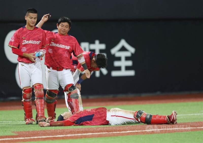 中華職棒總冠軍賽首戰4日在天母棒球場開打,雙方鏖戰至延長賽第14局才分勝負,由味全龍隊搶下關鍵首勝,蹲了14局的捕手蔣少宏(仰躺者)賽後也終於鬆一口氣,躺在地上休息。中央社記者張新偉攝 112年11月4日