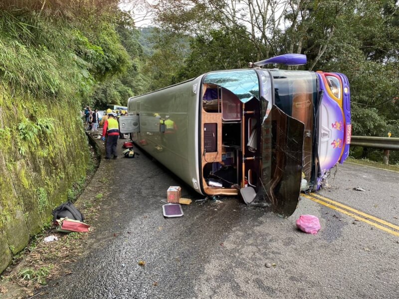 郭姓男子5日下午駕駛遊覽車從宜蘭太平山下山途中，在宜專一線5.3公里轉彎處疑因煞車失靈，在撞擊護欄後側翻，統計共有39人送醫，其中一名約70歲婦人傷重不治。（讀者提供）中央社記者王朝鈺傳真 112年11月5日