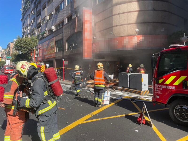 新北市中和區永貞路一間麵食館5日上午疑發生氣爆，警消獲報後立即到場搶救，2名員工受傷送醫。（翻攝照片）中央社記者王鴻國傳真 112年11月5日