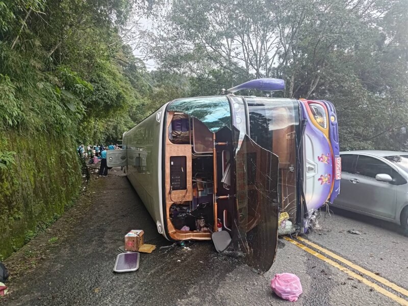 一輛遊覽車5日下午從宜蘭太平山下山途中意外翻覆，消防獲報馳援，持續救援受困者。（讀者提供）中央社記者王朝鈺傳真 112年11月5日