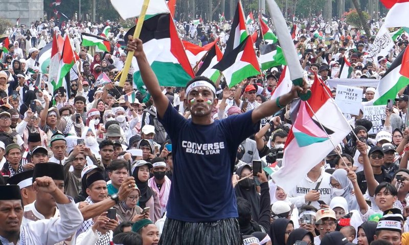 印尼萬人集會聲援巴勒斯坦，許多民眾5日為參加聲援活動而特別打扮，以展現對巴勒斯坦人民的支持。中央社記者李宗憲雅加達攝 112年11月5日
